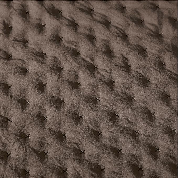 Amazon Basics Brushed Microfiber Quilt Set, Extra Soft with Natural Texture, 3-Piece, King, Brown