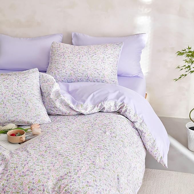 Wake In Cloud - Floral Comforter Set, Cute Vintage Flower Cottagecore Aesthetic for Women Teen Girls, Soft Lightweight Dorm Bedding, 3 Pieces, Lilac, Queen Size