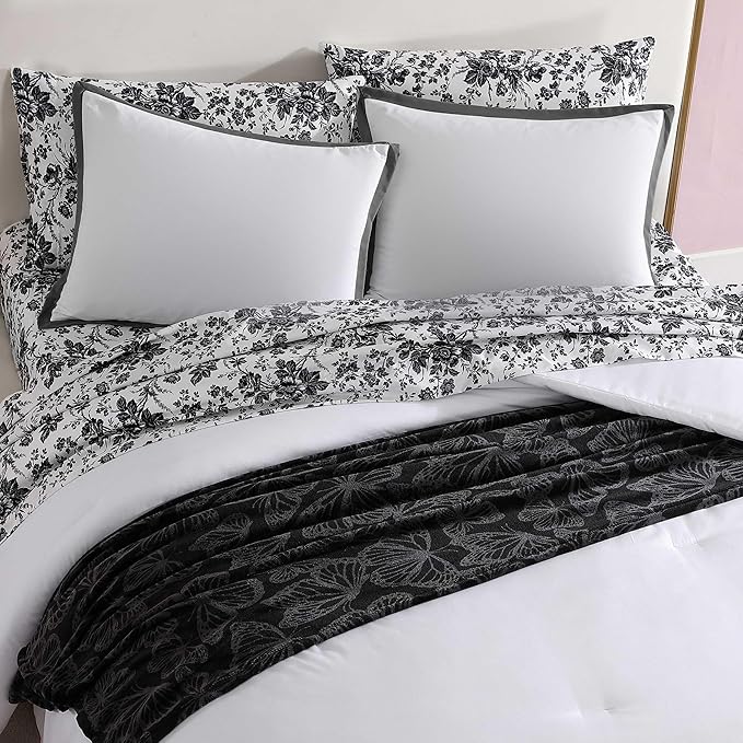 Betsey Johnson - Twin Comforter Set, Soft Bedding with Matching Sham, Bonus Throw Included, Dorm Essentials (Signature Hotel Black)
