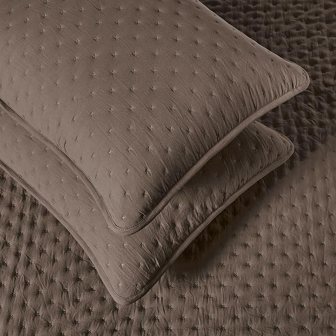 Amazon Basics Brushed Microfiber Quilt Set, Extra Soft with Natural Texture, 3-Piece, King, Brown