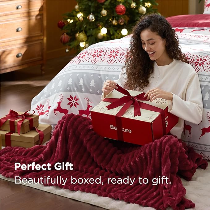Bedsure Christmas King Comforter Set - 5 Pieces Christmas Bedding Set, King Bed in a Bag with 1 Soft Green Tree Reversible Comforter, 2 Pillow Shams, 1 Throw Blanket and 1 Decorative
