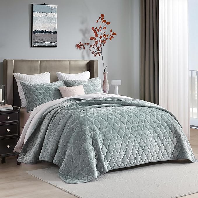 Homzard Velvet Quilts Queen Size, Smoky Green Velvet Comforter Set Queen Size, Luxurious Soft Bedspreads for Bed, Plush Lightweight Bedding Sets for All Season