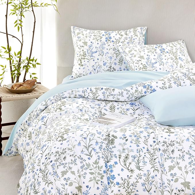 Wake In Cloud - Floral Comforter Set, Shabby Chic Cottage Garden Botanical Flower Style with Elegant Wildflower Pattern, Soft Lightweight Bedding, 3 Pieces, Blue White, Twin/Twin XL Size
