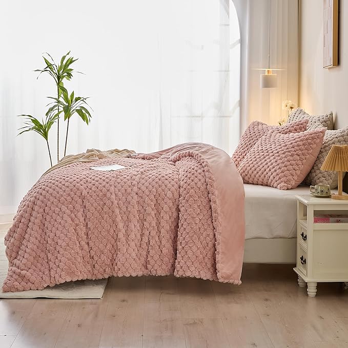 Simple&Opulence Fluffy Faux Fur Comforter Set, Plush Fuzzy Minky Bedding Set, 3 Pieces Warm Soft Comforter Bedding Set for Winter - 1 Shaggy Comforter with 2 Pillow Shams(Queen, Grid - Pink)