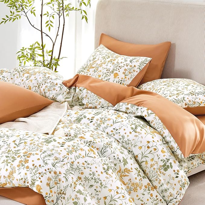 Wake In Cloud - Floral Comforter Set, Shabby Chic Cottage Garden Botanical Flower Style with Elegant Wildflower Pattern, Soft Lightweight Bedding, 3 Pieces, Orange White, Queen Size