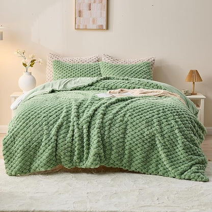 Simple&Opulence Fluffy Faux Fur Comforter Set, Plush Fuzzy Minky Bedding Set, 3 Pieces Warm Soft Comforter Bedding Set for Winter - 1 Shaggy Comforter with 2 Pillow Shams(King, Grid - Green)