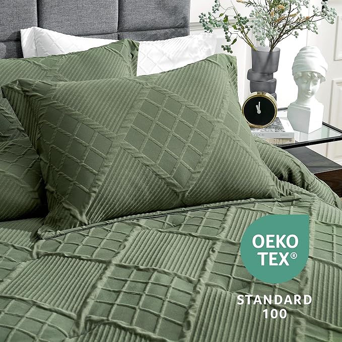 Amélie Home Queen Comforter Set, 3 Piece Green Jacquard Bedding Set with 2 Pillow Cases, Soft Microfiber Diamond Design, Lightweight All-Season for Bedroom & Dorm