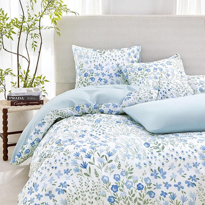 Wake In Cloud - Floral Comforter Set, Farmhouse Cottagecore Style with Romantic Garden Wildflowers and Leaves Pattern, Soft Lightweight Bedding, 3 Pieces, Blue White, Queen Size