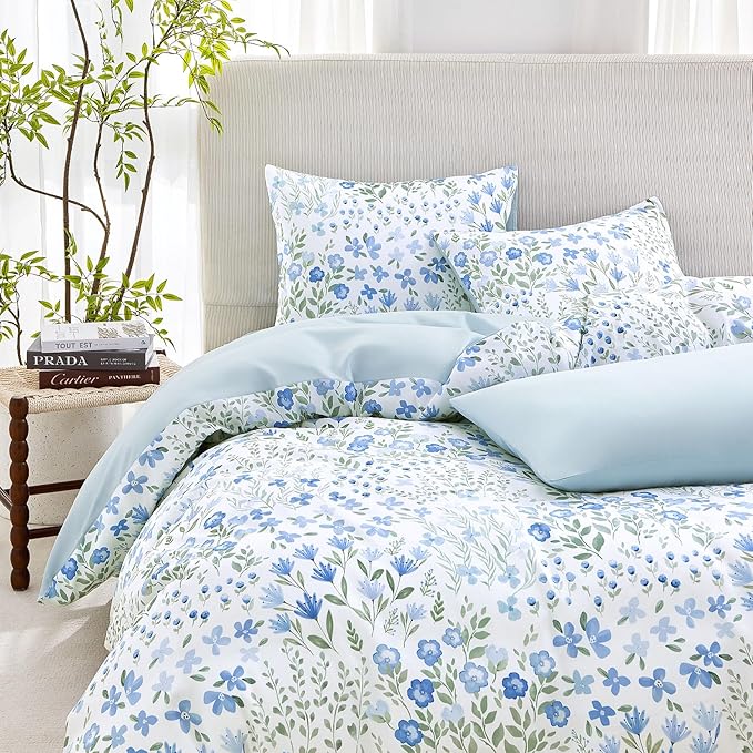 Wake In Cloud - Floral Comforter Set, Farmhouse Cottagecore Style with Romantic Garden Wildflowers and Leaves Pattern, Soft Lightweight Bedding, 3 Pieces, Blue White, Full Size