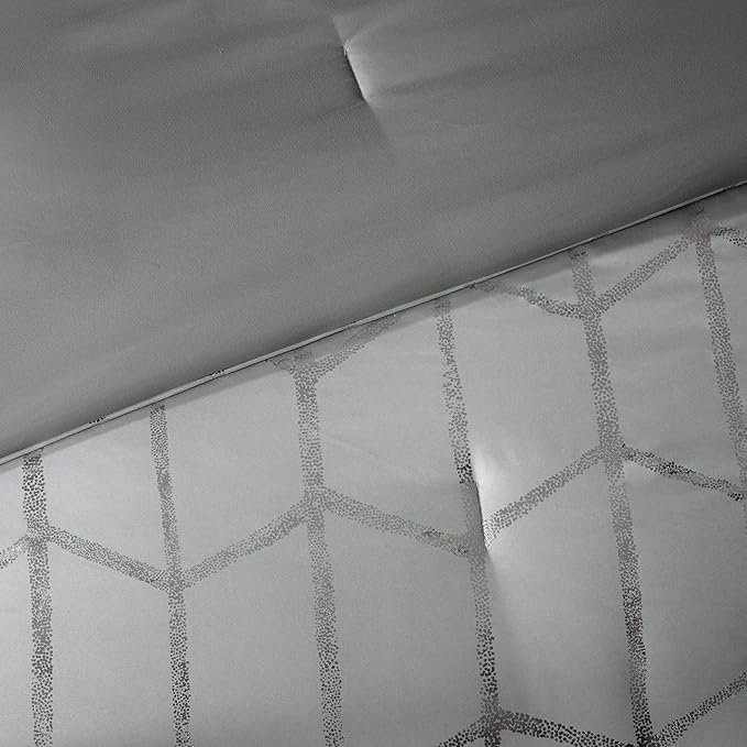Intelligent Design - ID10-1245 Raina Comforter Set Metallic Print Geometric Design, Modern Trendy All Season Bedding Set, Matching Sham, Decorative Pillow, Grey/Silver, King/Cal King, 5 Piece