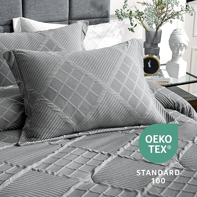 Amélie Home Queen Comforter Set, 3 Piece Grey Jacquard Bedding Set with 2 Pillow Cases, Soft Microfiber Diamond Design, Lightweight All-Season for Bedroom & Dorm