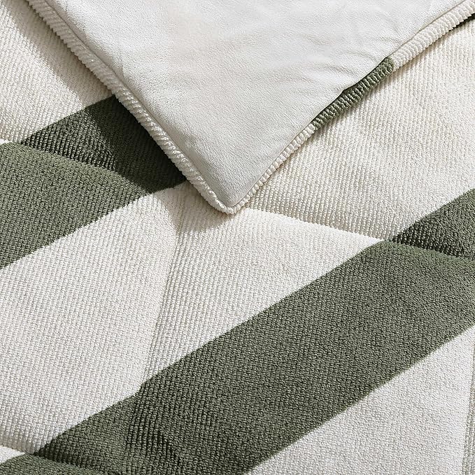 Nautica - Full/Queen Comforter Set, Soft Twill Plush Bedding with Matching Shams, Reverse to Micromink, Medium-Weight, Oeko-Tex Certified (Lawndale Green)